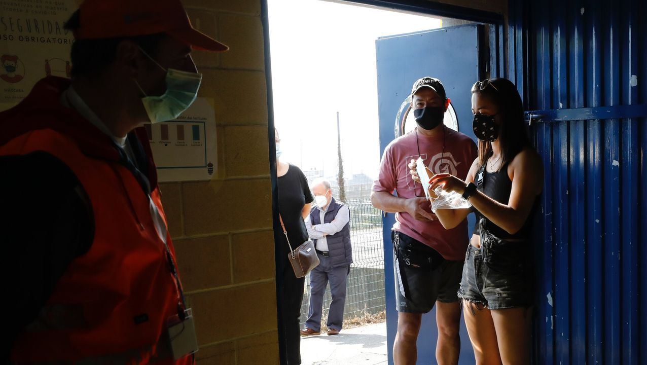 Por el coronavirus, Viveiro reubicó dos mesas electorales en la casa consistorial, donde en algunos momentos se formaron colas