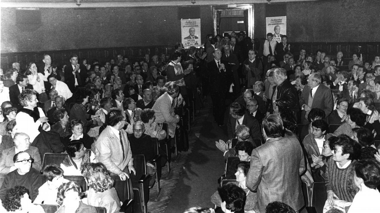 Fernandez Albor entra en un mitin como candidato de Coalición Popular de Galicia a la presidencia de la Xunta en 1985