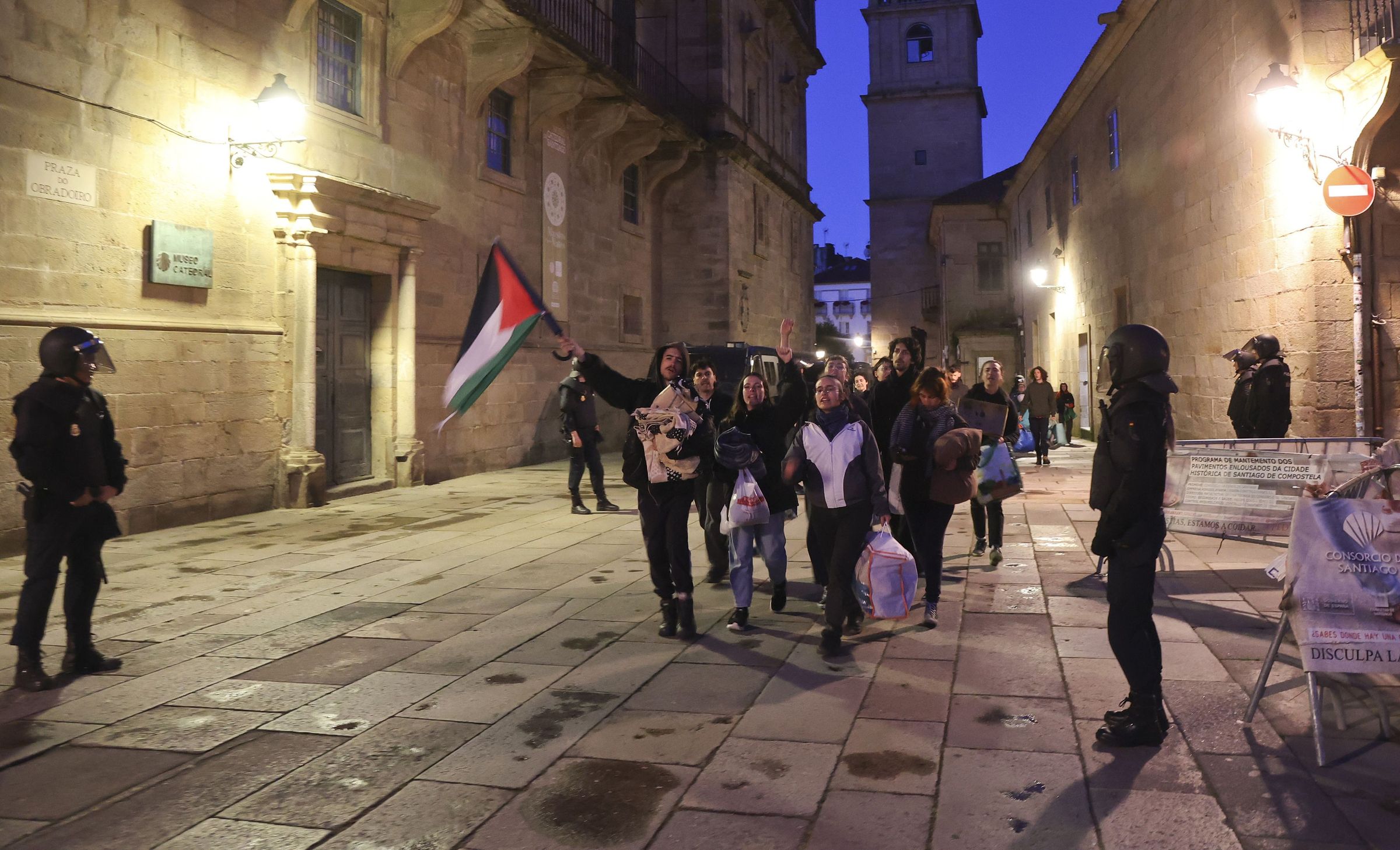 Desaloxo por parte da polica nacional dos pechados por propalestina do rectorado da USC. 12/06/2024