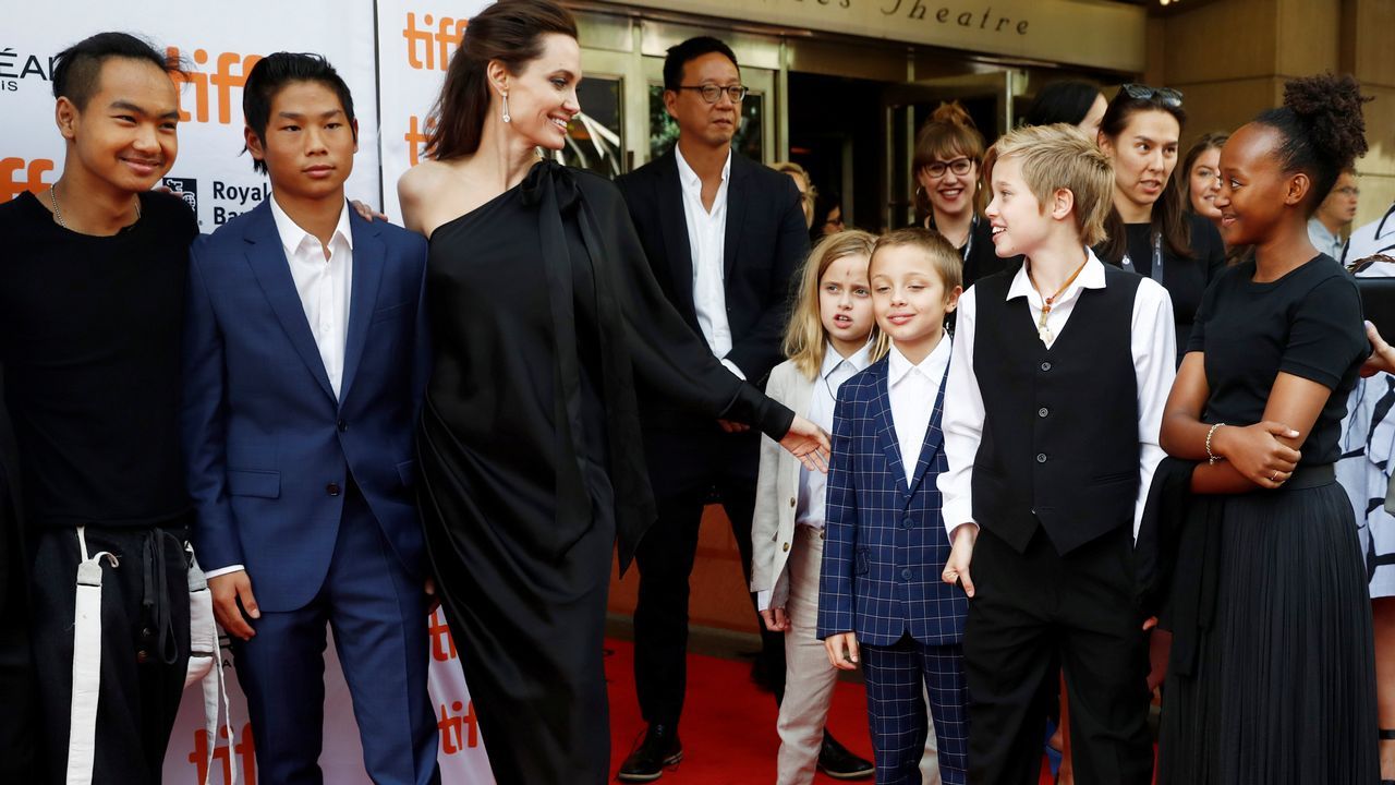 .Angelina JOlie junto a sus seis hijos: Maddox, Pax, Vivienne, Knox, Shiloh y Zahara.