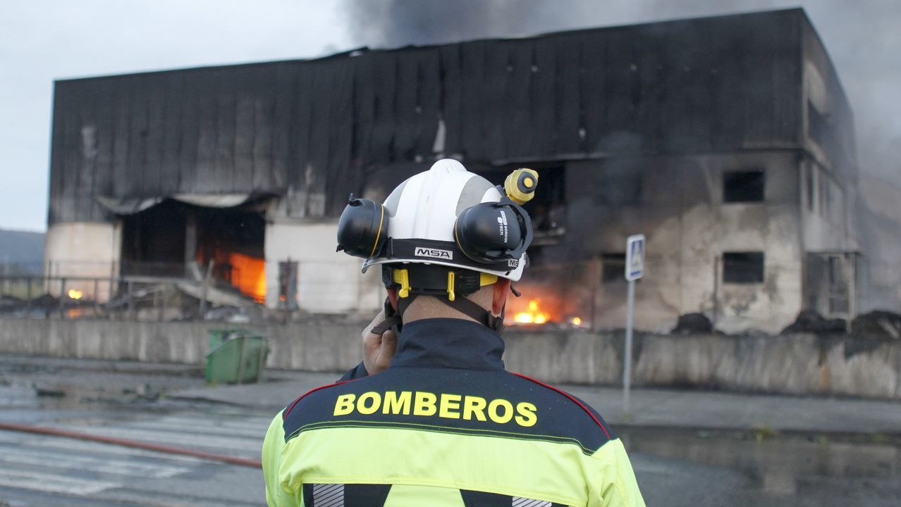 Así amaneció tras el incendio la fábrica de bolsas de papel de Narón
