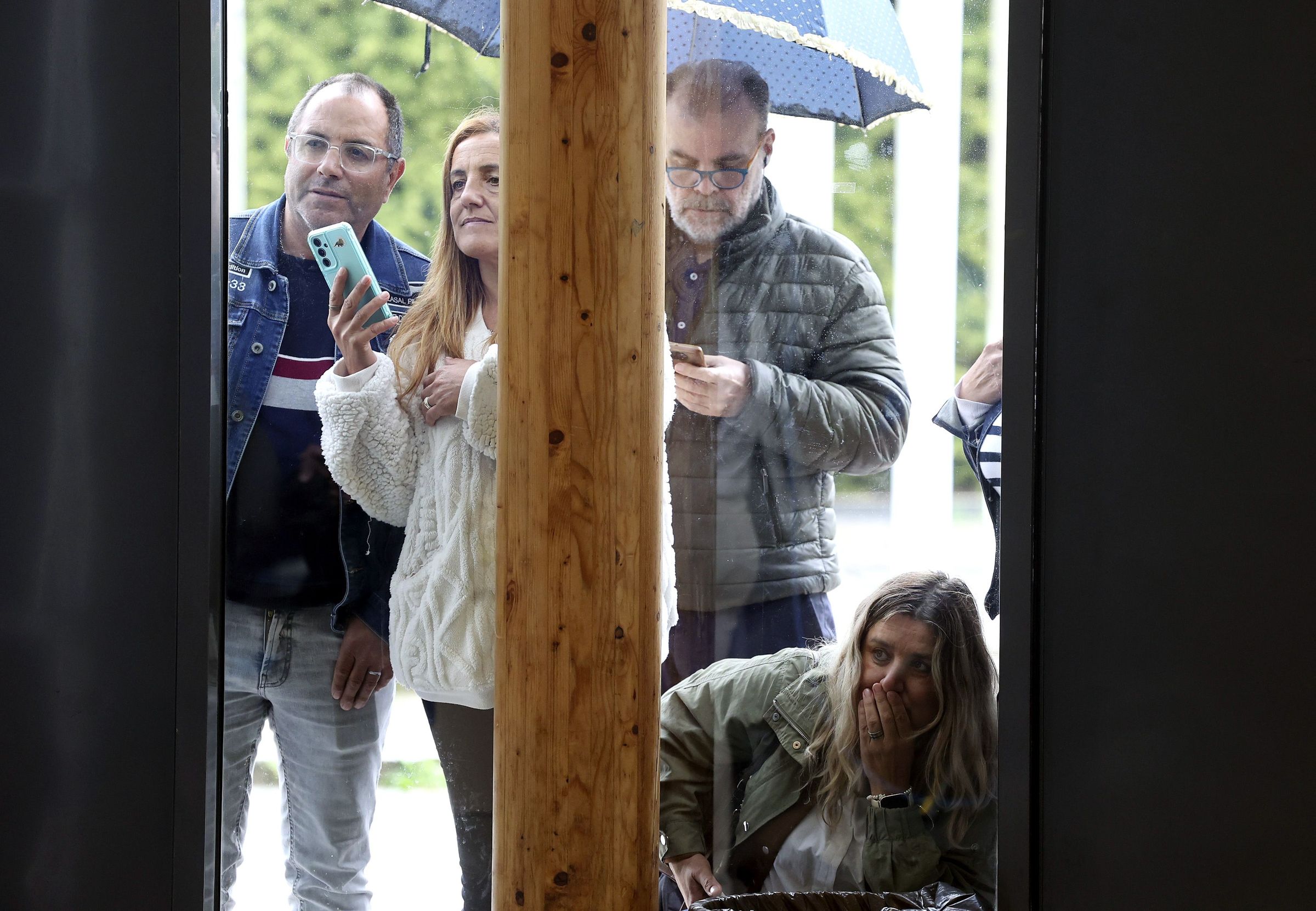 Pais e familiares miran a travs das fiestras do multiusos do Sar as probas de casting do concurso de Operacin Triunfo. 11/05/2025