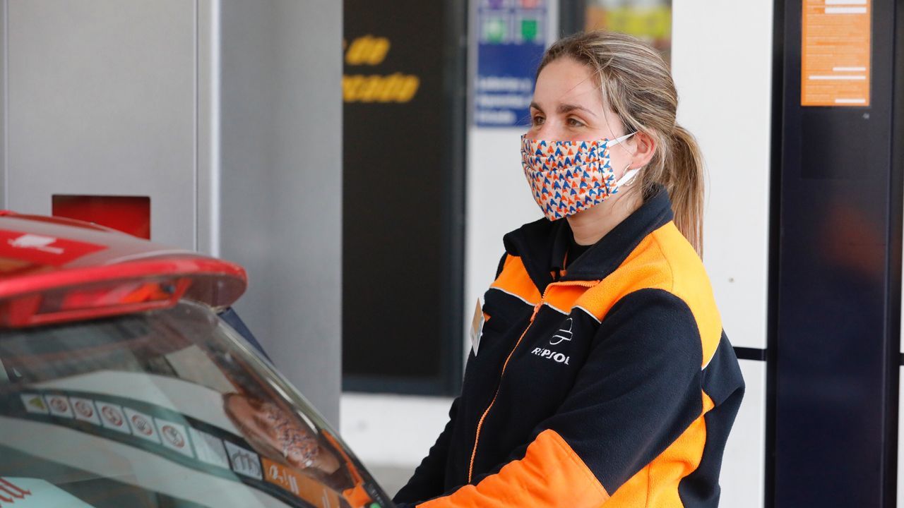 Con mascarilla de colores en una gasolinera de Vigo