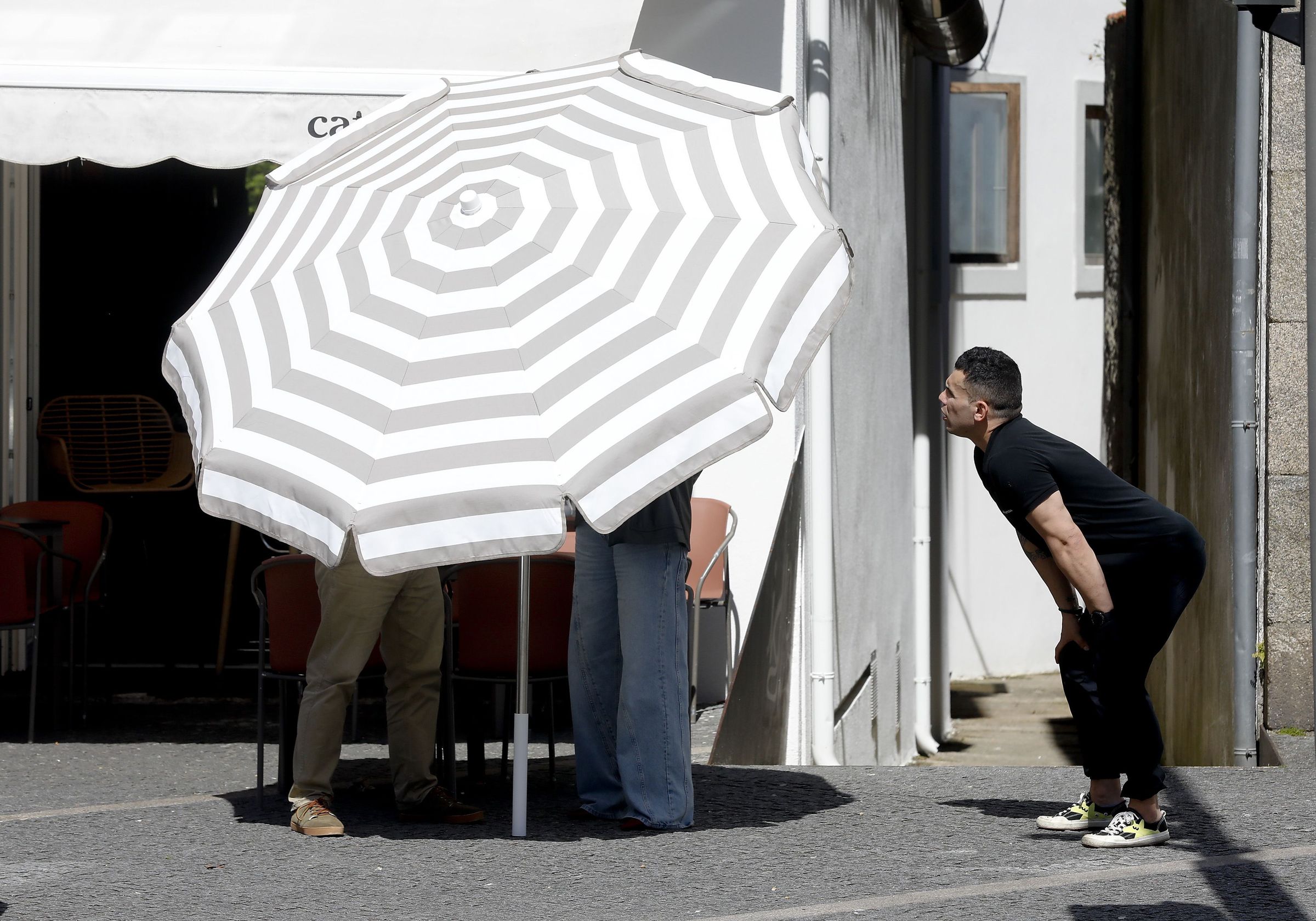 Instalaci�n de un parasol nun local de hostalar�a de Santiago. 11/04/2024