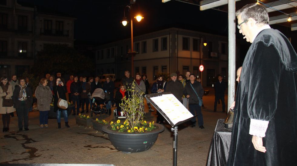25n.La concentración en O Barco de Valdeorras incluyó una obra de teatro sobre la violencia de género a cargo de Gargallada