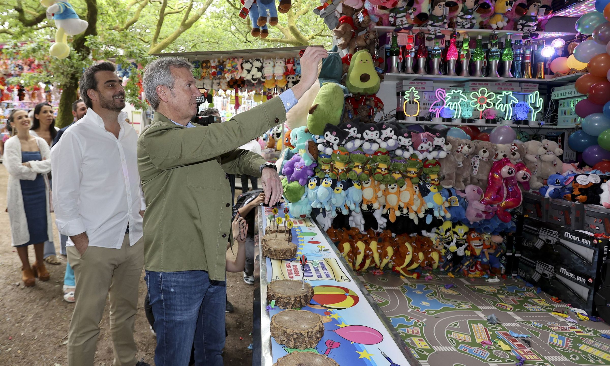 Alfonso Rueda lanza os dardos nunha das atraccins das festas da Ascensin. 09/05/2024