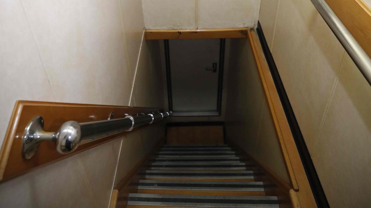Por estas escaleras se desciende a la segunda cubierta