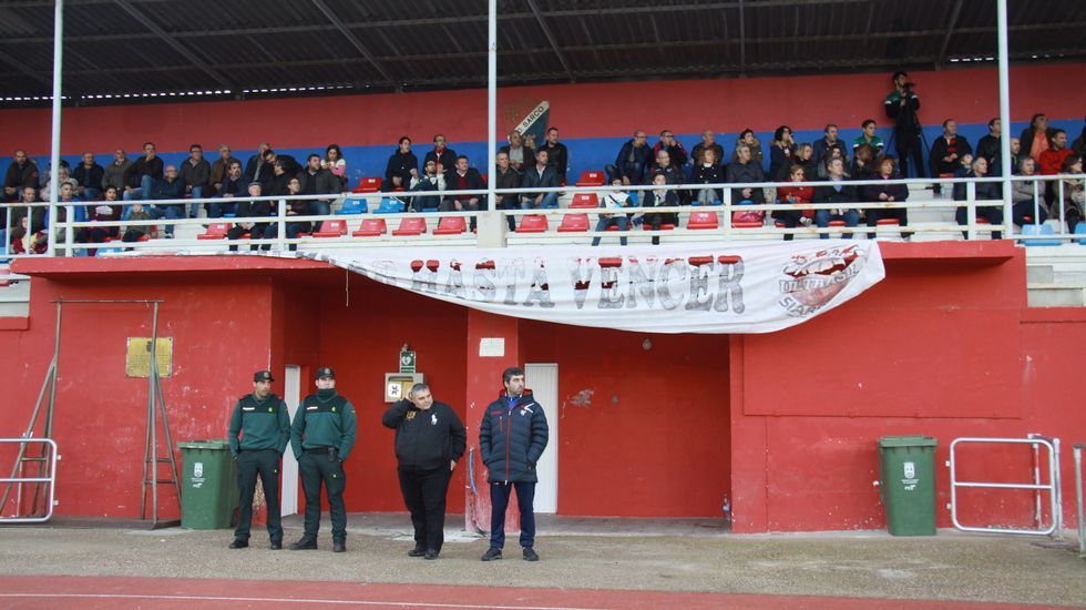 Gran ambiente en las gradas del estadio de Calabagueiros durante el CD Barco-UD Paiosaco