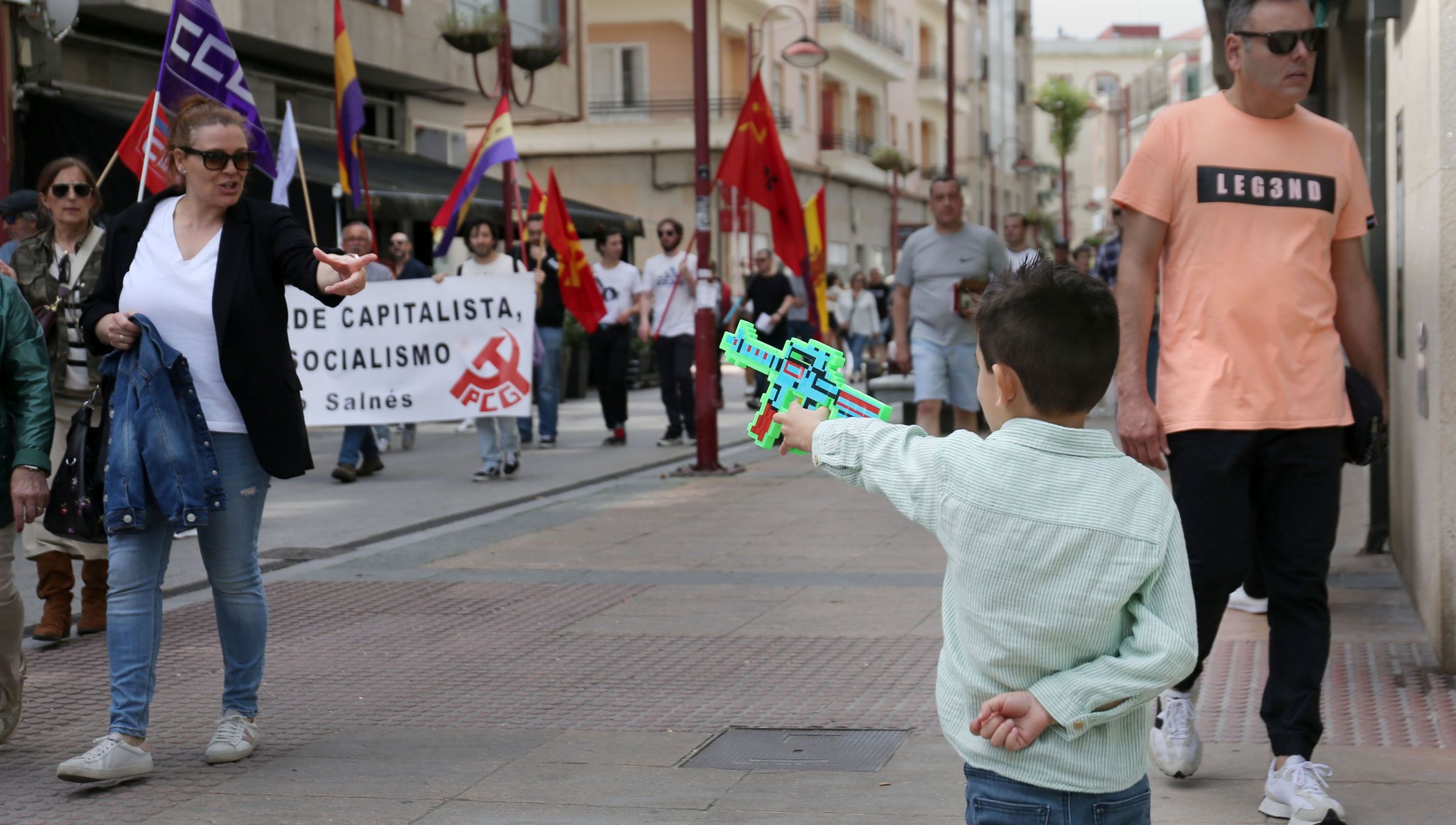 Un cativo apunta coa s�a pistola de Minecraft a unha participante na manifestaci�n do 1� de Maio. 01/05/2023
