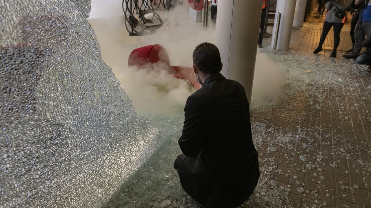 Destrozos tras la manifestación del 27 de febrero en Barcelona para protestar contra el encarcelamiento del raperoPablo Hasel