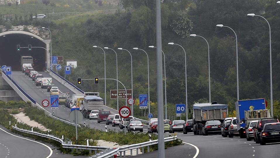 Atascos de tráfico en A Zapateira y la TerceraRonda por el corte de un carril para el cambio de tuberías de agua