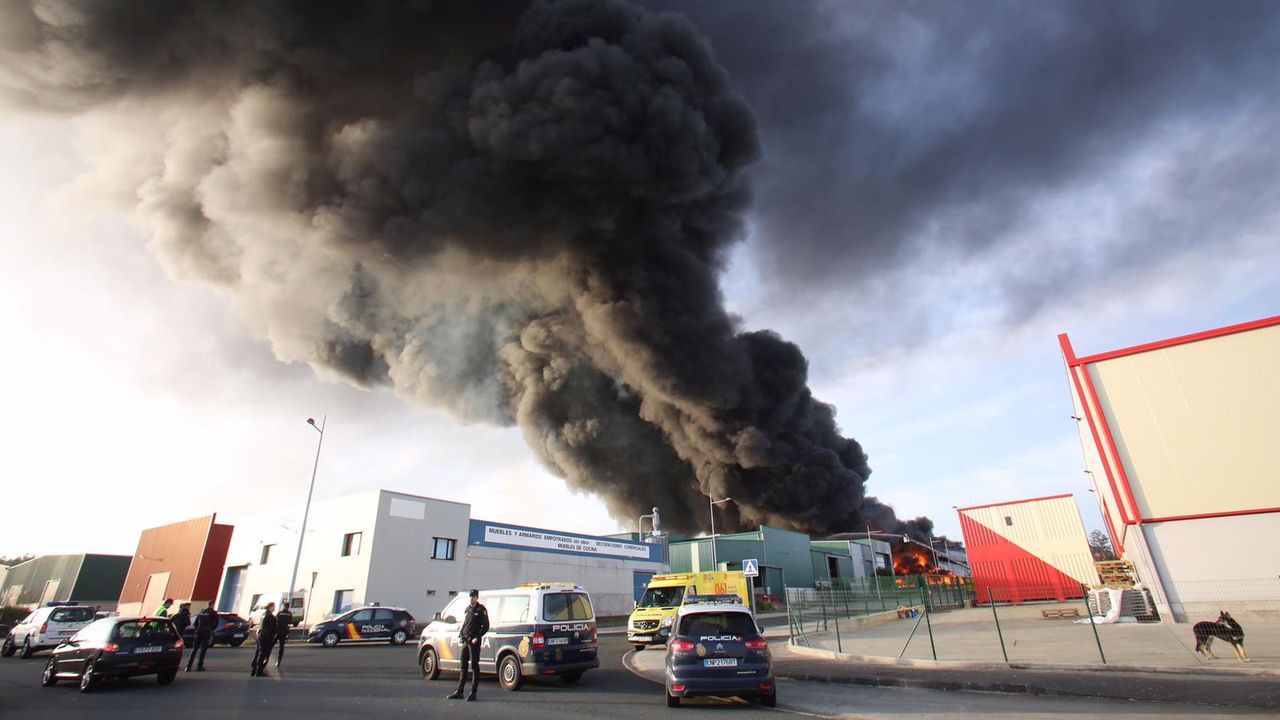 Así amaneció tras el incendio la fábrica de bolsas de papel de Narón
