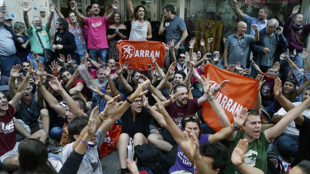 .Concentración de simpatizantes de la CUP, ante la sede de la formación
