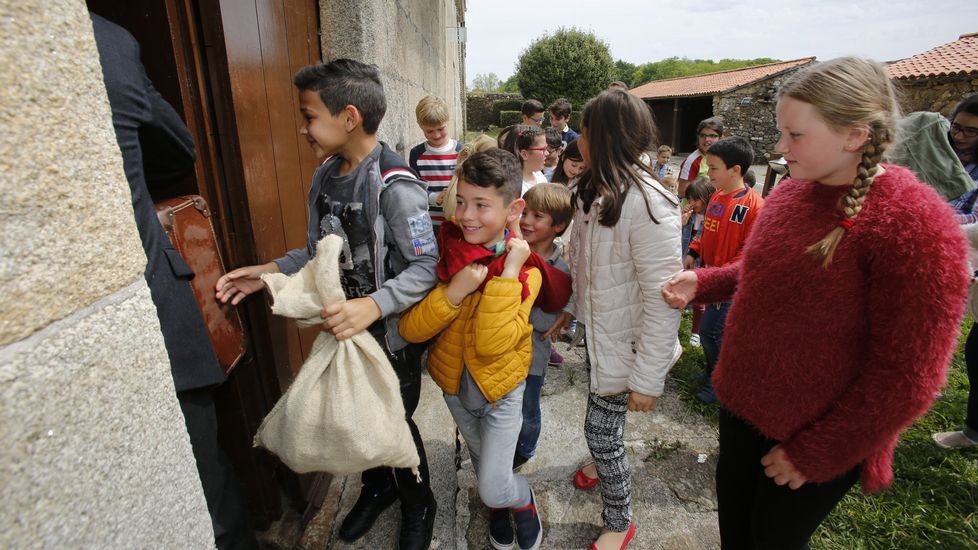 Alumnos de Mazaricos participan nunha visita teatralizada ás Torres do Allo cos Quinquilláns
