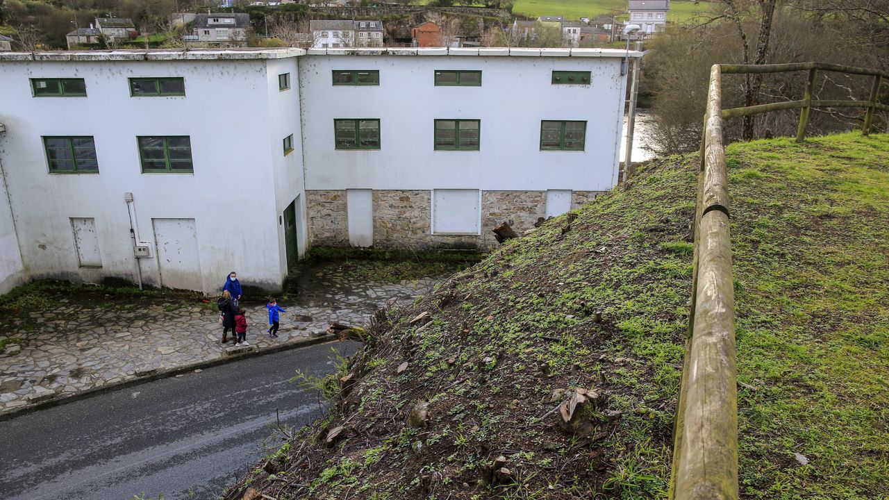 Mejoras del Muramiñae Rehabilita con la limpieza de las cuestas hacia la Fábrica da Luz