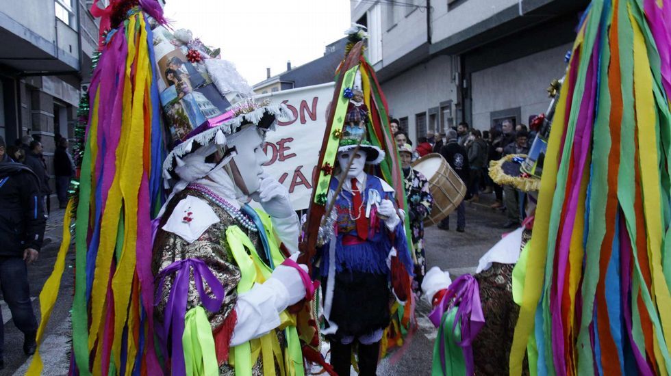 Mascarada ibérica.Cerca de 40 grupos y 800 personas participaron en la mascarada ibérica de Viana do Bolo
