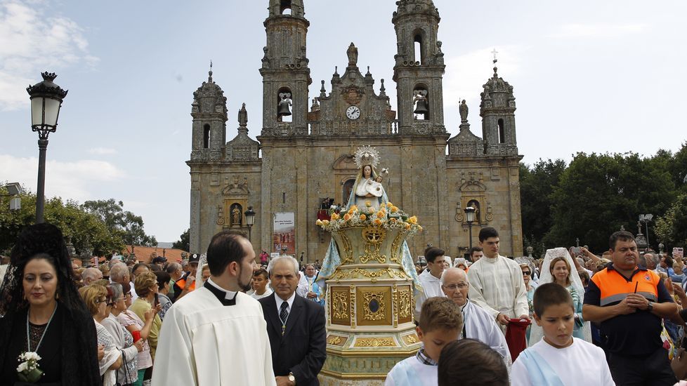 Multitudinaria procesión de Os Milagros en el santuario de Monte Medo en Baños de Molgas