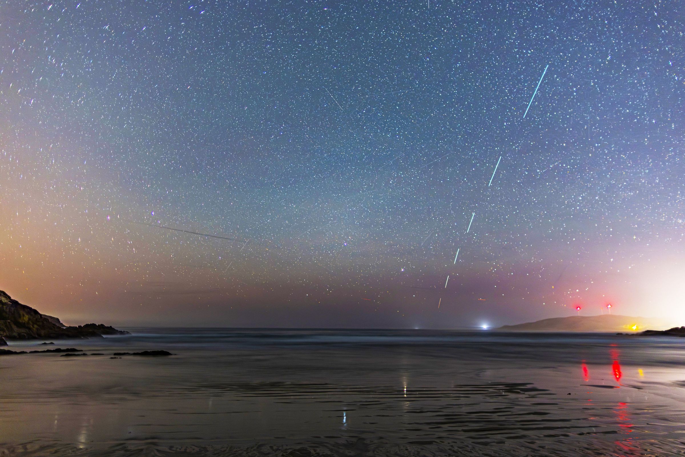 Os satlites de Internet Starlink de SpaceX, de Elon Musk, cruzando a praia de rebordelos en Cabana de Bergantios. 28/05/2024