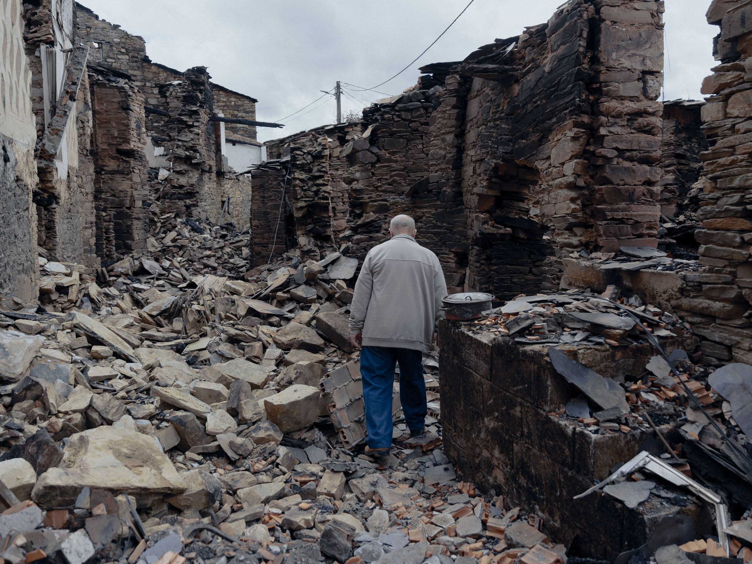 Aldea de Cernego en Vilamartn de Valdeorras, destruida, tralo paso do incendio. 02/09/2025