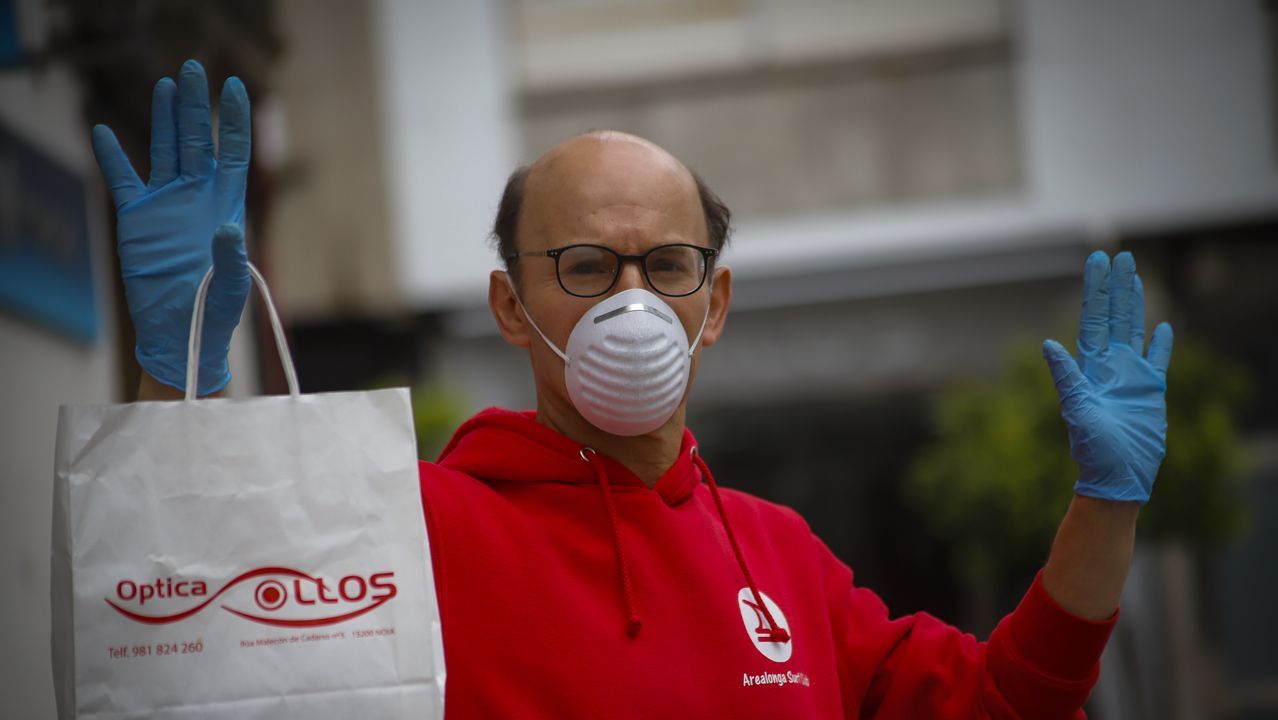 Con mascarillas por las calles de Noia