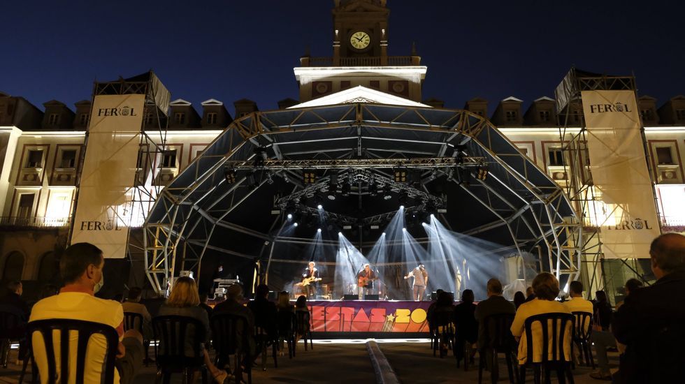 Concierto de Red House en la plaza de Armas durante las fiestas de verano de Ferrol
