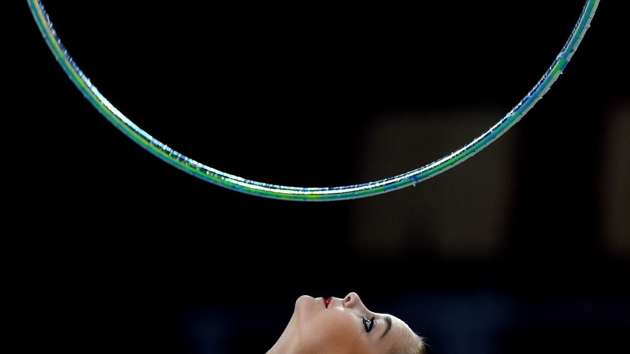 La rusa Arina Averina ejecuta su ejercicio de aro durante los mundiales que se disputan en Sofía (Bulgaria)