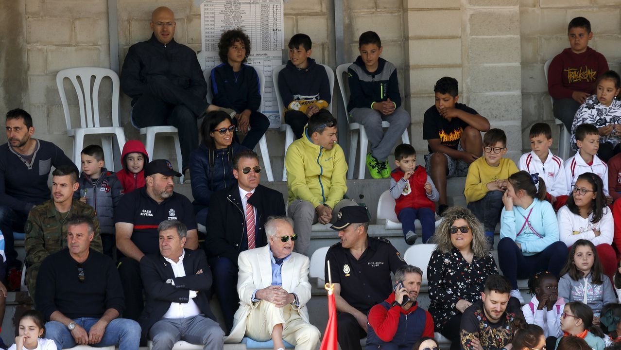 Exhibicion de la Policía Nacional para los escolares de Ribeira con helicoptero, caballería, perros de rastreo