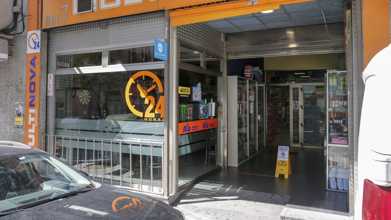 Comercio semiabierto en la calle Jesús Soria