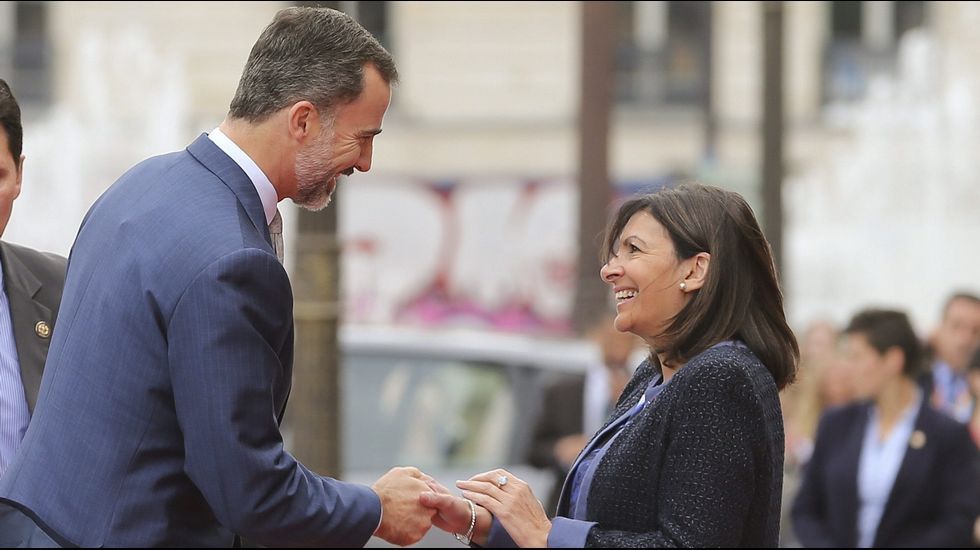 La alcaldesa de París saluda a Felipe VI.