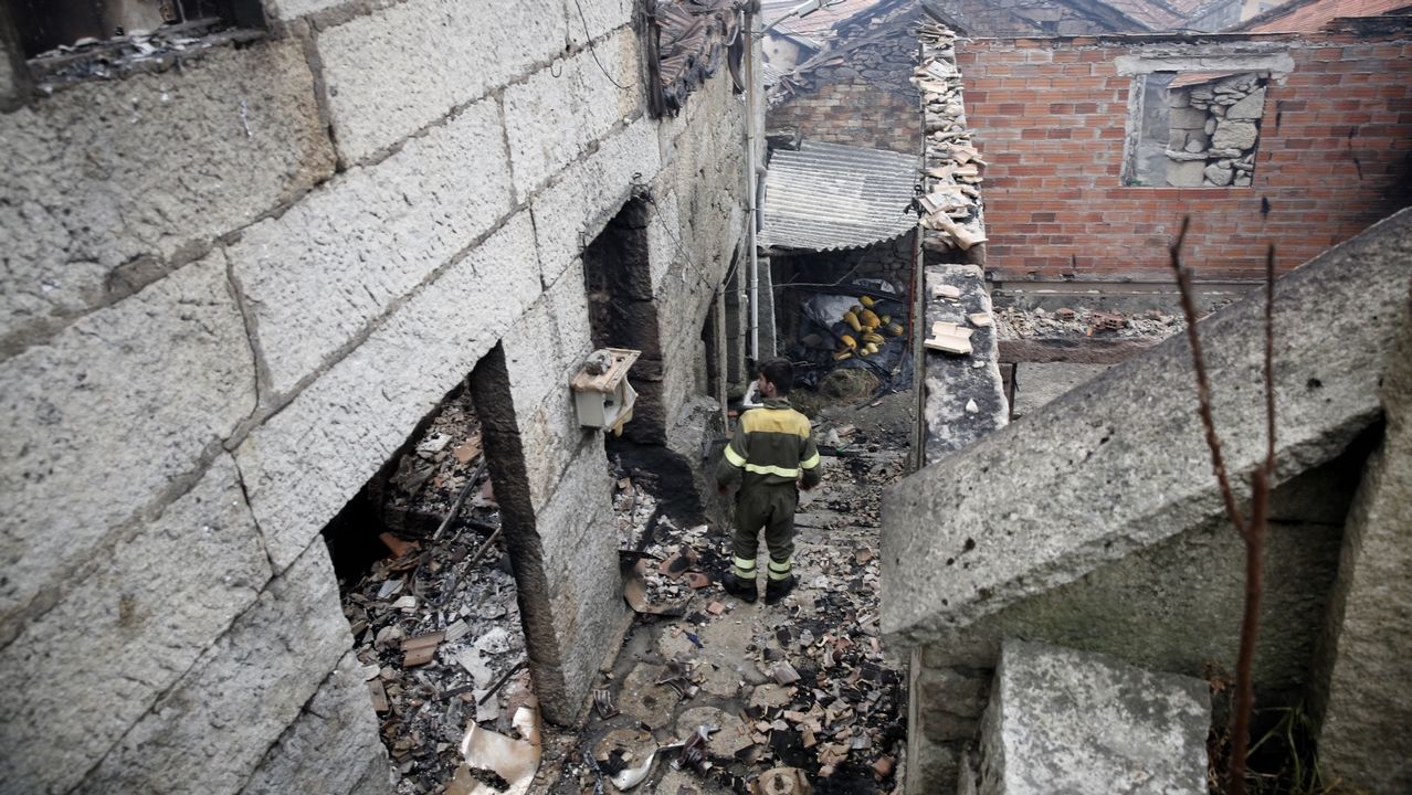 Casas quemadas en Muimenta (Carballeda de Avia) a causa del incendio forestal