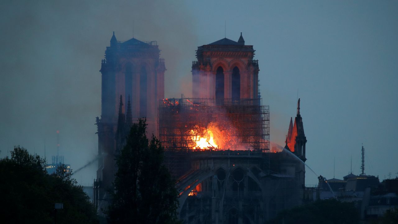 Unos bomberos dentro de la Catedral de Notre Dame