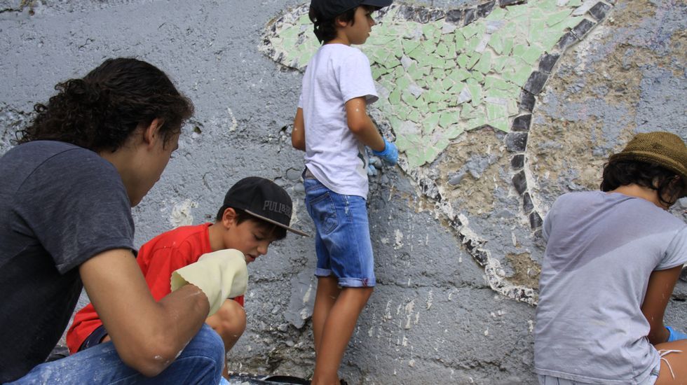 Gerardo Rodríguez, Chere, dirige la elaboración de un mural en el Malecón junto al río Sil