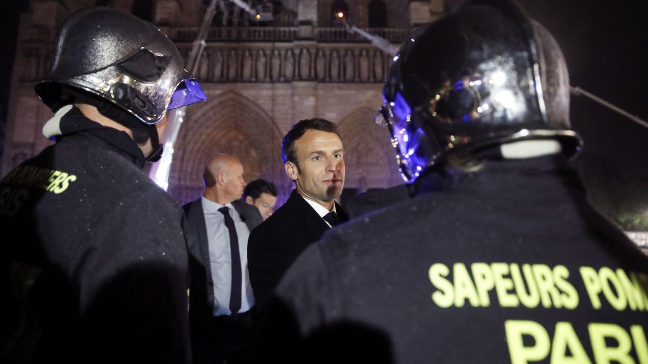 Unos bomberos dentro de la Catedral de Notre Dame