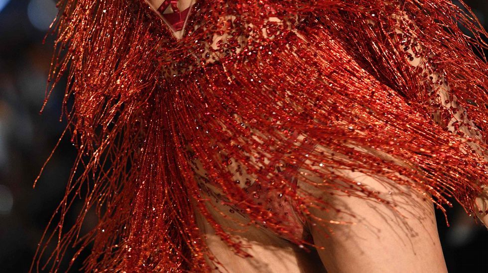 Las imágenes del desfile parisino muestran un claro cambio en la silueta de Irina Shayk