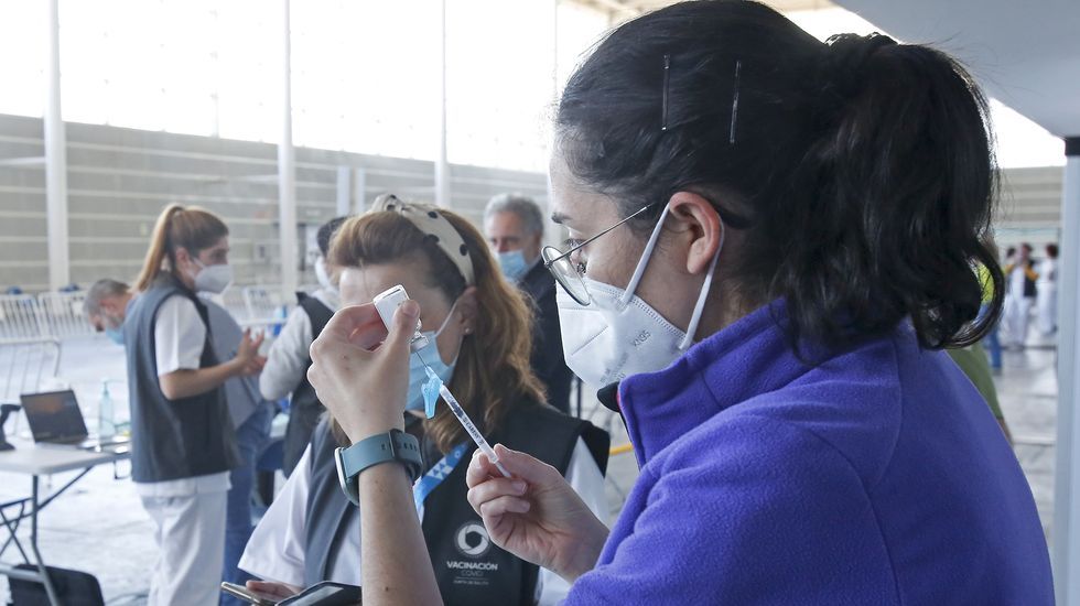 Vacunación masiva contra el Covid-19 con AstraZeneca para personas entre 60 y 65 años en el recinto ferial de Pontevedra
