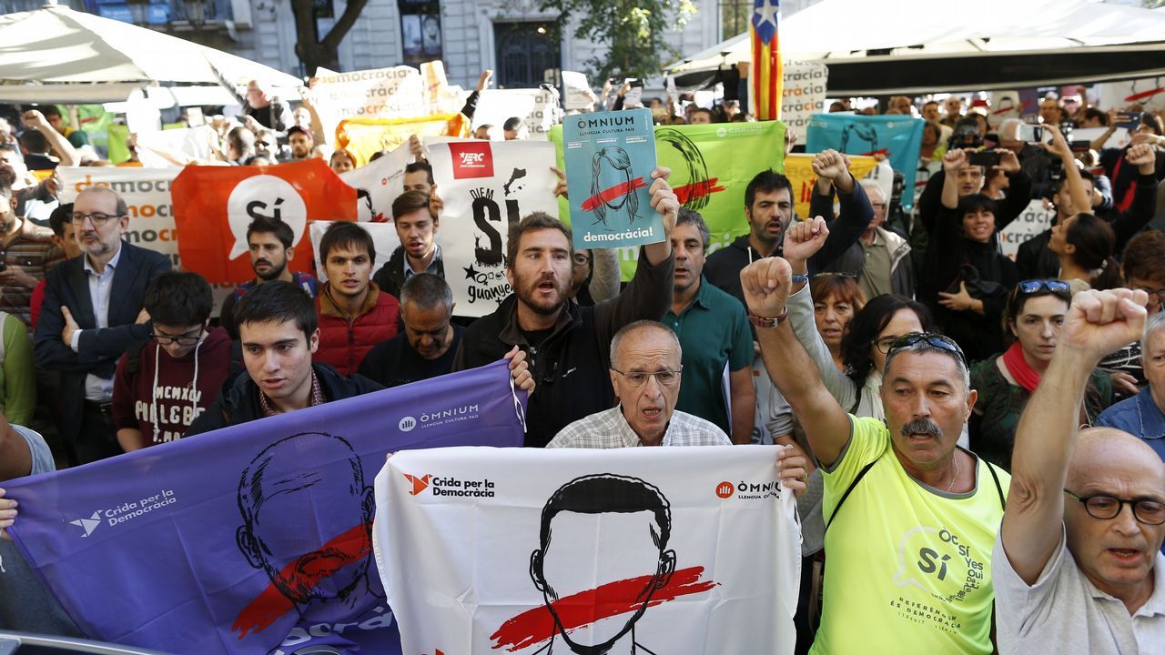 .Protesta ante la consellería de Economía de la Generalitat contra las detenciones llevadas a cabo por la Guardia Civil