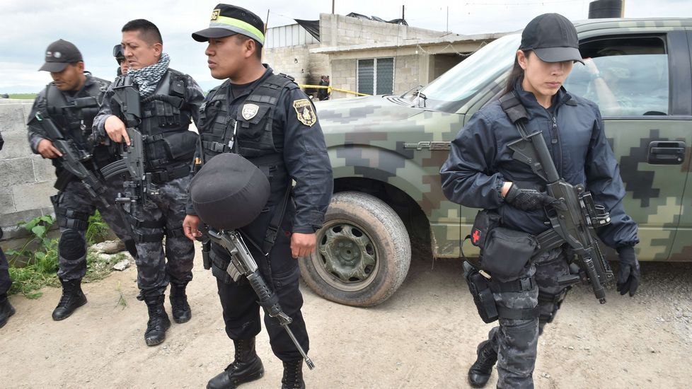 Los policías realizan labores de búsqueda para encontrar a el Chapo.