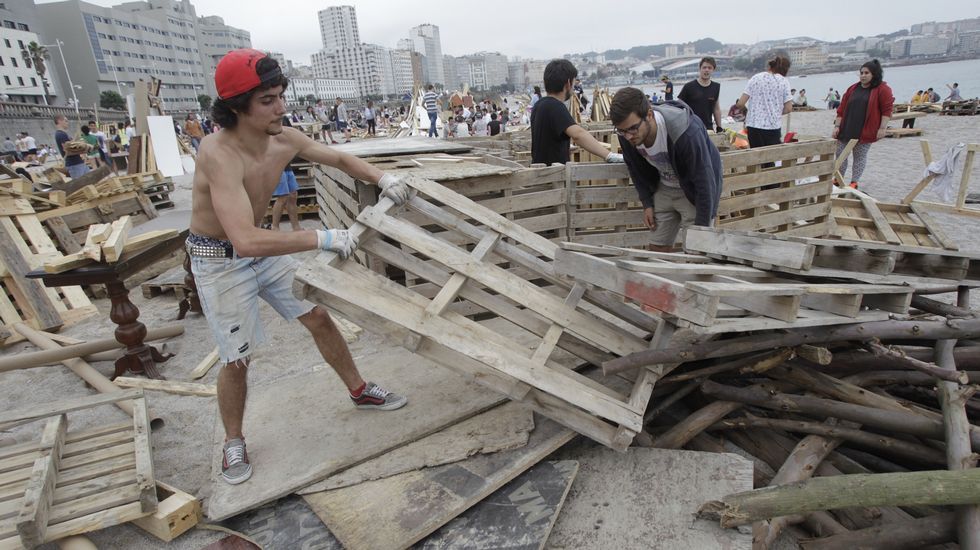 Jóvenes trasladando madera a las playas