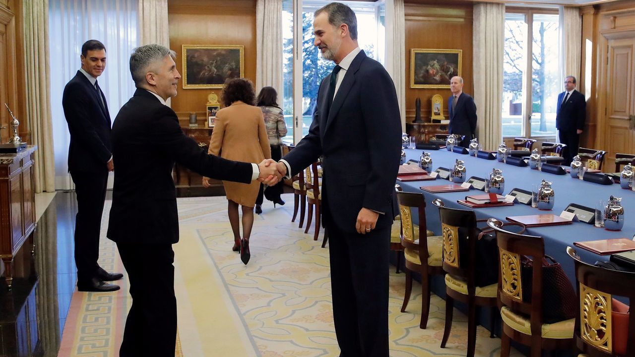 Felipe VI, junto al ministro del Interior, Fernando Grande-Marlaska