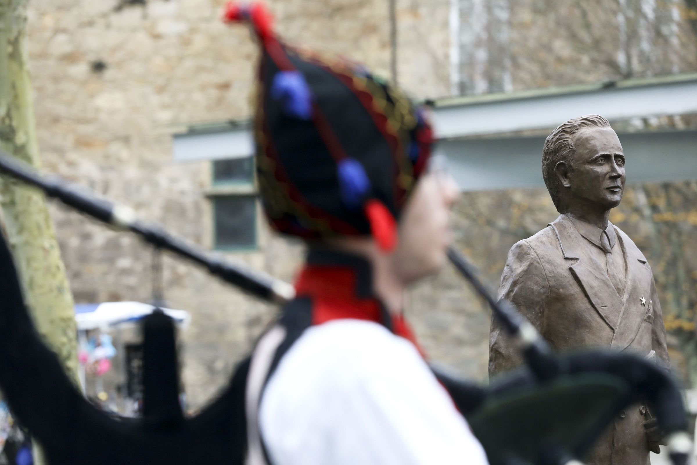 Un gaiteiro toca na inauguraci�n da escultura de �nxel Casal, diante da biblioteca que leva o seu nome. 17/12/2022