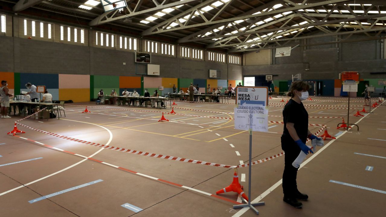 En A Mariña, algunos votaron hasta disfrazados