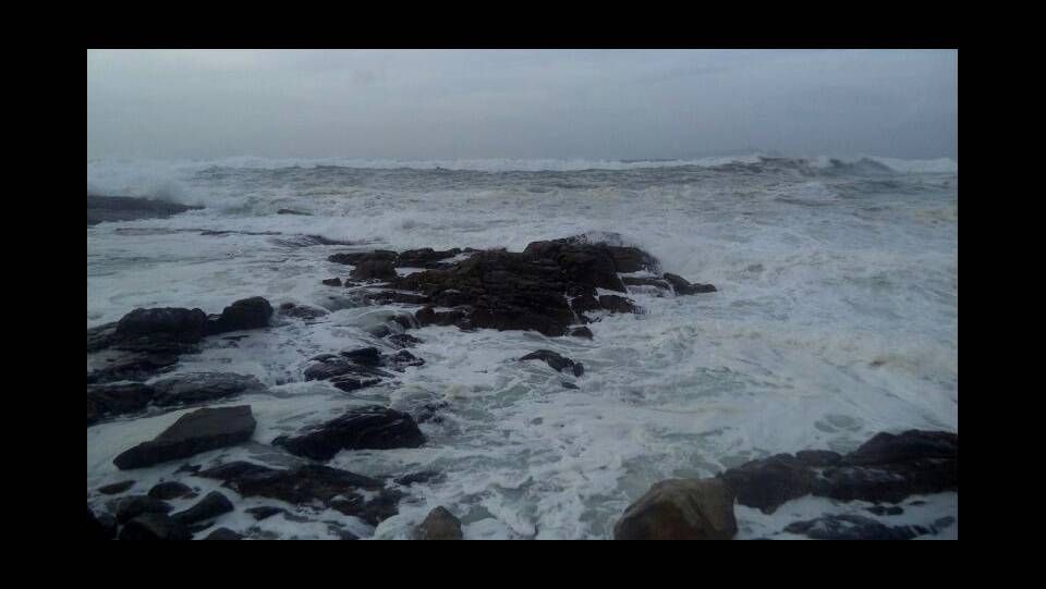 Mar embravecido en la costa de Baiona, con grandes olas
