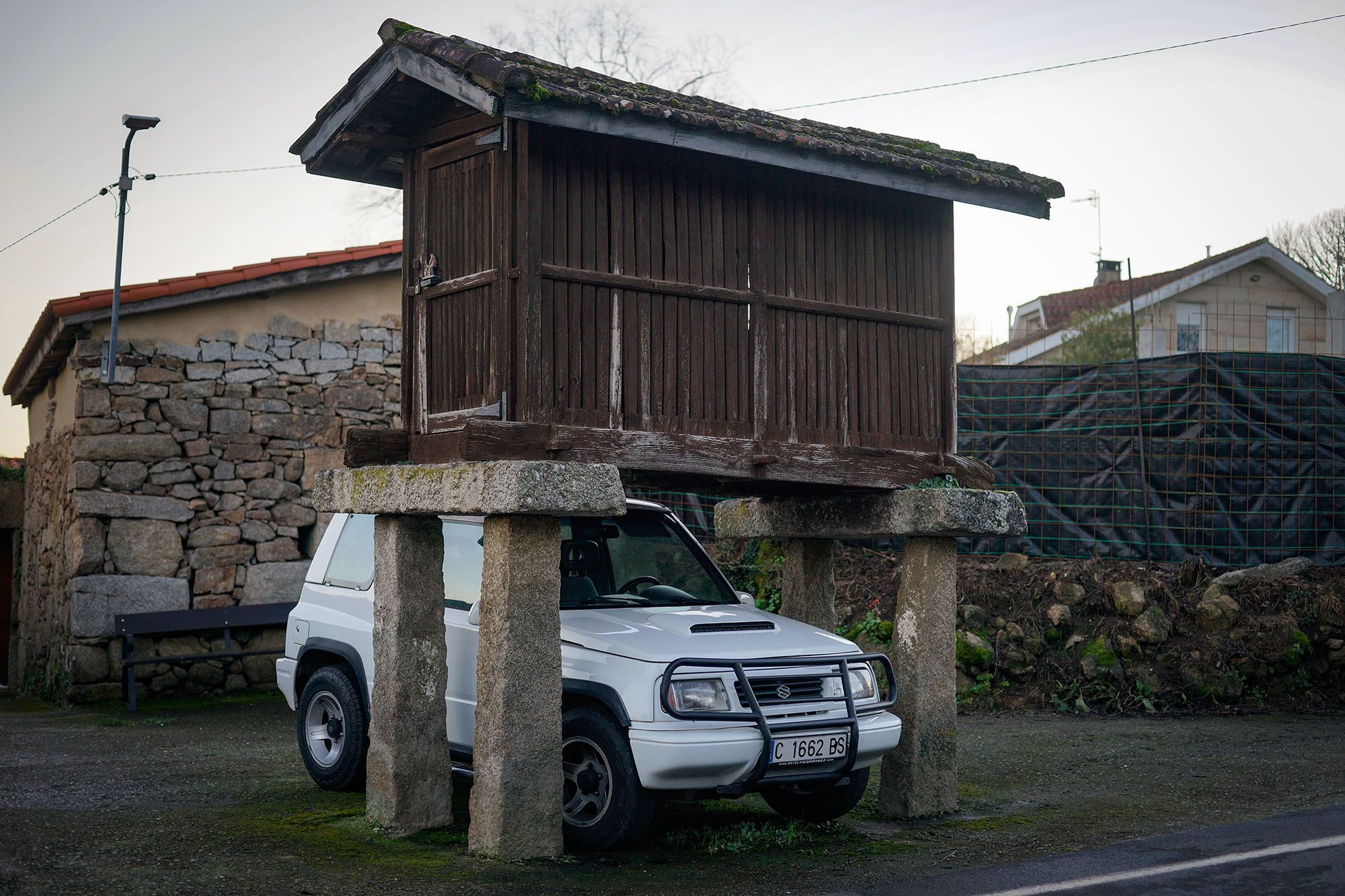 Coche aparcado baixo un horreo. 11/01/2023