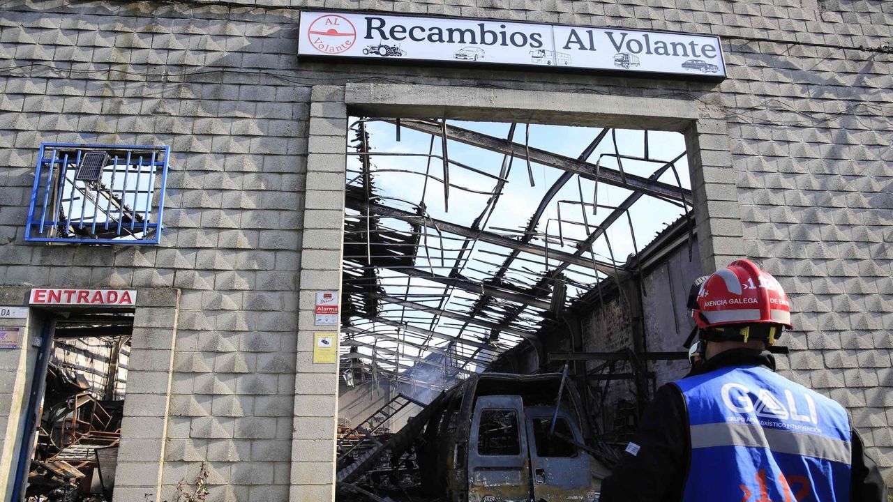 Emerxencias Galegas continúa actuando en las naves afectadas, la de Recambios al Volante quedó calcinada