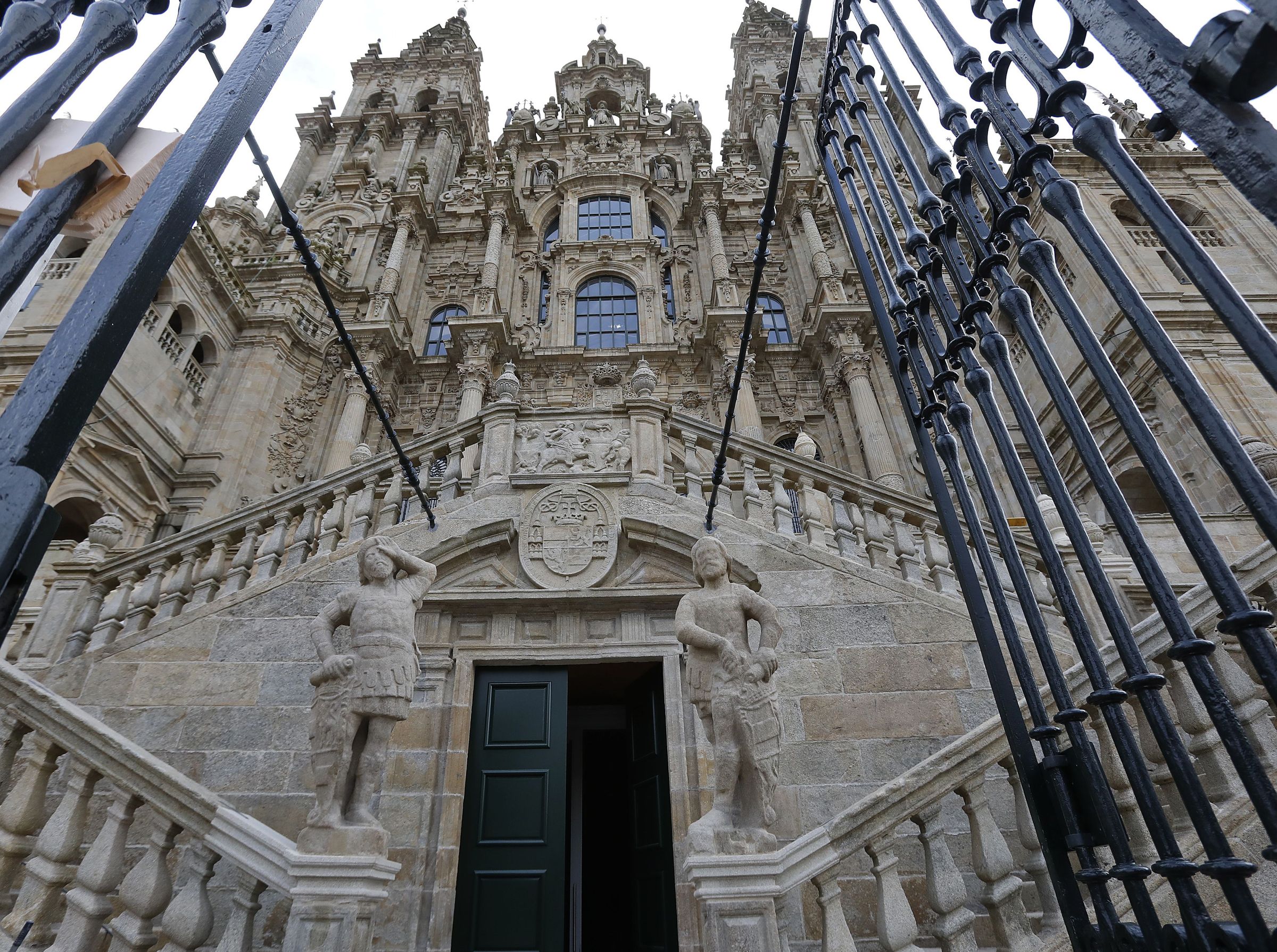 A fachada da catedral de Santiago de Compostela xa se pode contemplar libre de andamios despois de 8 longos anos. 21/05/2021