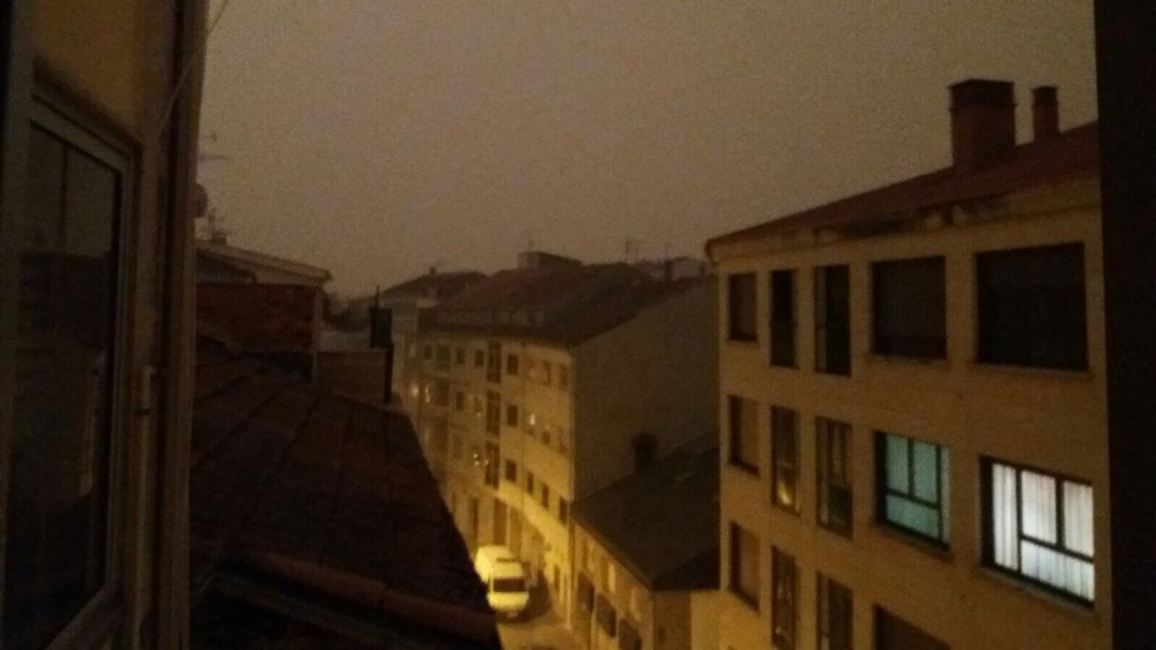 El humo y las cenizas de los incendios oscurecen buena parte de Galicia. En la imagen Xinzo de Limia