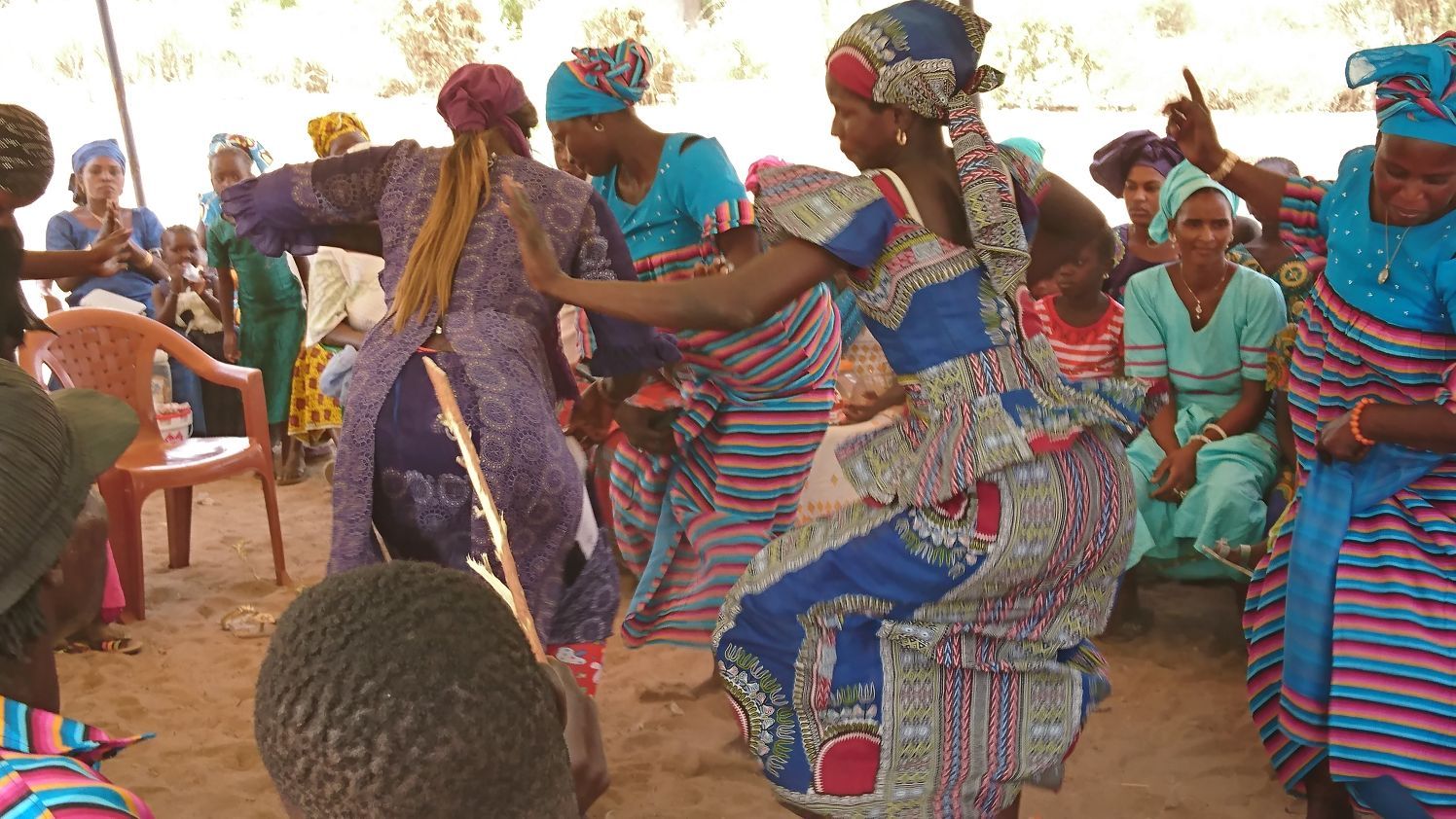 Diez d�as de acci�n solidaria en Senegal.Mar�a Luisa Ord��ez con una ni�a en uno de los campamentos saharauis