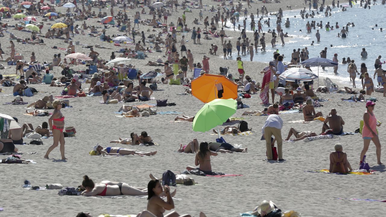 Día de calor en el paseo de Riazor.