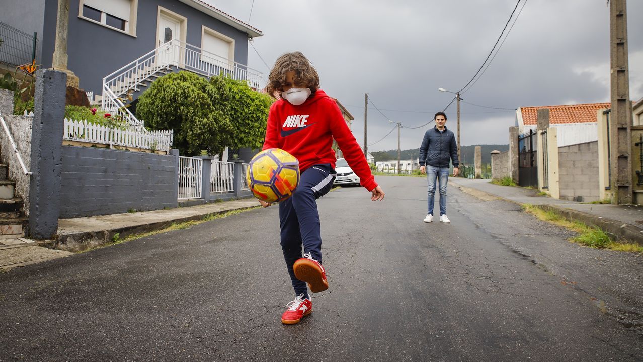 El primer paseo de los niños de Barbanza, en imágenes.Los viandantes regresaron al paseo de Coroso