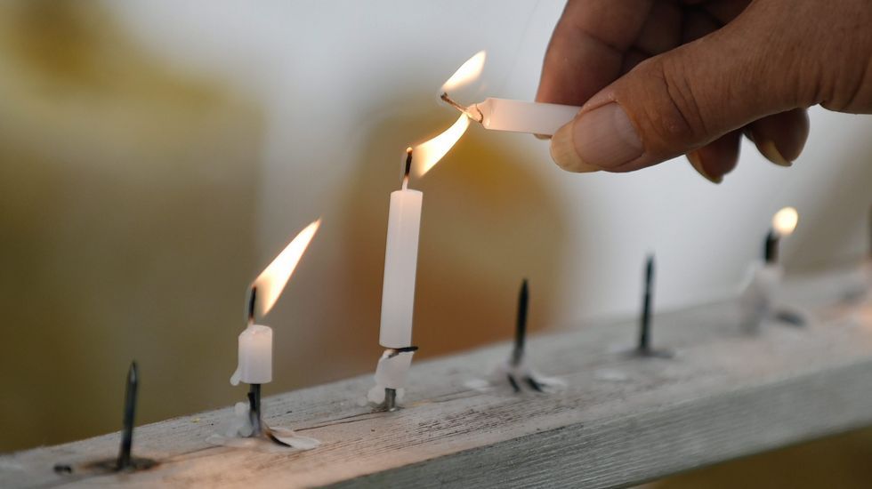 El primer ministro japonés, Shinzo Abe, tras presentar sus respetos ante un altar en memoria de las víctimas.